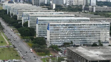 ANATER abre processo seletivo c/ salários de até R$ 9.184,40 2 Vista aérea da Esplanada dos Ministérios, em Brasília, com prédios governamentais alinhados, avenida larga com tráfego de veículos e áreas arborizadas ao redor. Foto: Edilson Rodrigues/Agência Senado