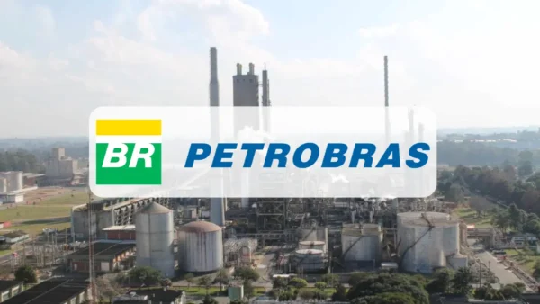 ANSA abre seleção com 126 vagas imediatas e salários de até R$ 8,2 mil 2 Vista aérea de um complexo industrial com torres, chaminés emitindo fumaça e tanques de armazenamento, com o logotipo da Petrobras em destaque sobreposto à imagem. Foto: Divulgação/ANSA