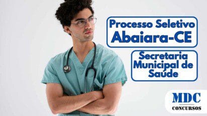 Jovem profissional da saúde com cabelos cacheados, óculos e uniforme cirúrgico verde, usando estetoscópio no pescoço, de braços cruzados e expressão pensativa - Abaiara (CE) oferece 17 vagas e salários até R$ 7,5 mil na Saúde em Processo Seletivo