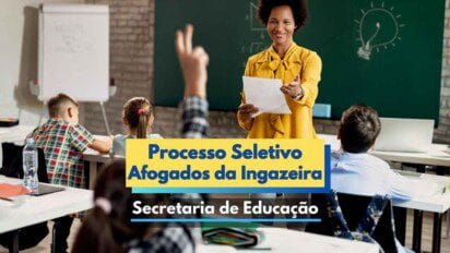 Professora sorri enquanto entrega uma folha a um aluno em sala de aula. Crianças estão sentadas em carteiras, com uma aluna levantando a mão. Ao fundo, há um quadro verde com desenho de uma lâmpada e um flip chart. A imagem destaca um banner com os dizeres “Processo Seletivo Afogados da Ingazeira - Secretaria de Educação”, promovendo uma seleção para professores.