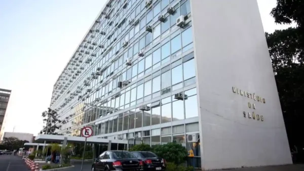Prédio do Ministério da Saúde em Brasília com fachada de vidro e ar-condicionados instalados nas janelas. Foto: Divulgação/Agência Brasil