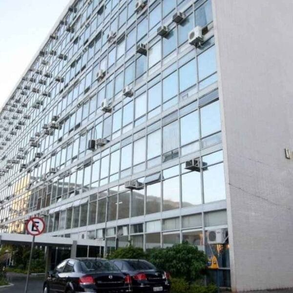 Fachada do prédio do Ministério da Saúde, com estrutura envidraçada e letreiro dourado na lateral.