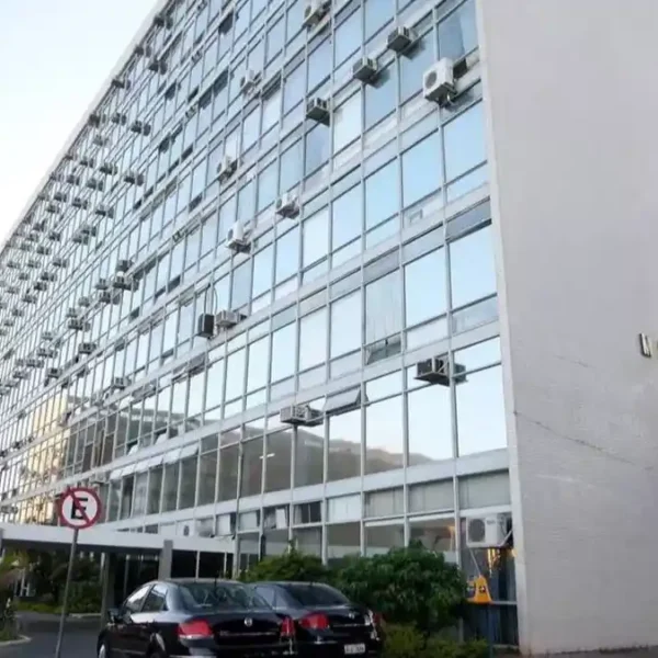 Prédio do Ministério da Saúde em Brasília com fachada de vidro e ar-condicionados instalados nas janelas. Foto: Divulgação/Agência Brasil