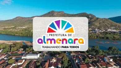 Vista aérea de Almenara (MG) com rio, área urbana e montanhas ao fundo, com logotipo da Prefeitura de Almenara e o slogan “Trabalhando para Todos” sobreposto à imagem