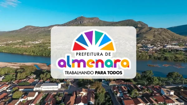 Vista aérea de Almenara (MG) com rio, área urbana e montanhas ao fundo, com logotipo da Prefeitura de Almenara e o slogan “Trabalhando para Todos” sobreposto à imagem