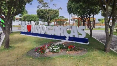 Letreiro em praça arborizada com a frase "Eu ❤️ Alto Garças" e canteiro de flores coloridas à frente. Foto: Divulgação/Prefeitura de Alto Garças-MT
