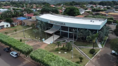 Vista aérea do prédio da Prefeitura de Alto Horizonte, em Goiás, com fachada identificada, áreas verdes ao redor, ruas adjacentes e residências no entorno urbano. Foto: Divulgação/Prefeitura de Alto Horizonte-GO
