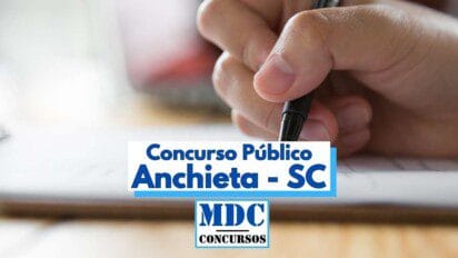 Imagem mostra uma mão segurando uma caneta preta enquanto escreve sobre uma folha de papel. Em destaque no centro da imagem, há uma faixa com o texto “Concurso Público Anchieta – SC” em letras azuis, sinalizando a realização de um concurso público no município catarinense. Abaixo, aparece o logotipo “MDC Concursos” em azul e preto sobre fundo branco.