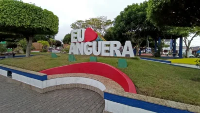 Placa turística Eu amo Anguera instalada em praça arborizada, com letras grandes, coração vermelho e área urbanizada ao fundo. Foto: Divulgação/SECOM /Estado da Bahia