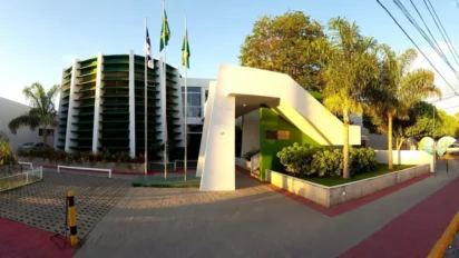 Fachada da Prefeitura de Arcoverde, com prédio moderno em tons de verde e branco, bandeiras hasteadas na entrada, palmeiras e área externa arborizada em via urbana. Foto: Divulgação/Prefeitura de Arcoverde-PE