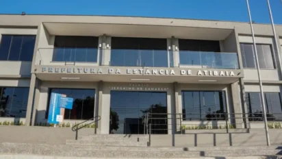 Fachada do prédio da Prefeitura da Estância de Atibaia com letreiro e escadaria de acesso. Foto: Divulgação/Prefeitura de Atibaia-SP
