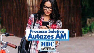 Processos Seletivos 6 Mulher jovem com cabelo escuro e ondulado, usando óculos grandes e camisa xadrez vermelha, está olhando sorridente para o celular enquanto caminha ao ar livre. Ela carrega uma mochila preta e uma bicicleta aparece parcialmente ao seu lado. Em destaque na imagem, há um texto que informa sobre um processo seletivo em Autazes, Amazonas, promovido pelo site MDC Concursos.