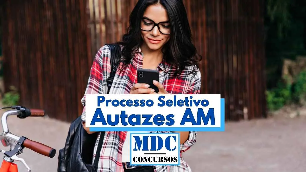 Mulher jovem com cabelo escuro e ondulado, usando óculos grandes e camisa xadrez vermelha, está olhando sorridente para o celular enquanto caminha ao ar livre. Ela carrega uma mochila preta e uma bicicleta aparece parcialmente ao seu lado. Em destaque na imagem, há um texto que informa sobre um processo seletivo em Autazes, Amazonas, promovido pelo site MDC Concursos.