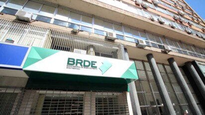 Fachada de prédio do BRDE com logotipo em destaque na entrada e janelas superiores com aparelhos de ar-condicionado. Foto: Divulgação/BRDE