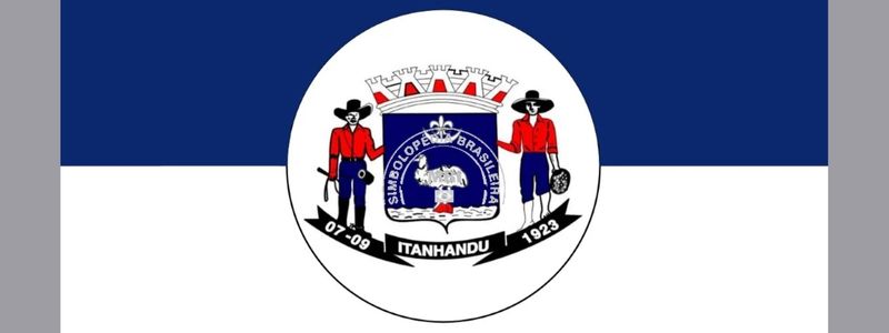Itanhandu/MG abre concurso com 118 vagas de até R$ 16,4 mil 1 Bandeira do município de Itanhandu, Minas Gerais, com faixas horizontais azul e branca e o brasão da cidade ao centro.