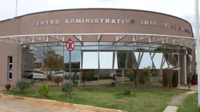Barbalha (CE) oferece salários de até R$ 10,5 mil em Processo Seletivo 2 Fachada do Centro Administrativo José de Sá Barreto em Barbalha, com estrutura de vidro espelhado, letreiro superior e área ajardinada em frente ao prédio. Foto: Divulgação/Prefeitura de Barbalha (CE)