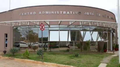 Fachada do Centro Administrativo José de Sá Barreto em Barbalha, com estrutura de vidro espelhado, letreiro superior e área ajardinada em frente ao prédio. Foto: Divulgação/Prefeitura de Barbalha (CE)