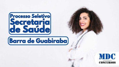 Mulher sorridente com cabelos cacheados, vestindo jaleco branco e estetoscópio no pescoço, posando de perfil com os braços cruzados e olhando para a câmera, em frente a um fundo branco liso e iluminado - Barra de Guabiraba (PE) oferece 91 vagas e salários de até R$ 9,3 mil em Processo Seletivo