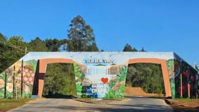 Portal de entrada de Barra do Chapéu com mural colorido, estrada ao centro, vegetação ao redor, céu azul e a frase “Seja bem-vindo” destacada na estrutura. Foto: Divulgação/Prefeitura de Barra do Chapéu-SP