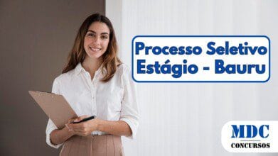 Processos Seletivos 4 Mulher jovem com cabelo castanho comprido, vestindo camisa branca e saia bege, sorrindo e segurando uma prancheta com caneta na mão, em um ambiente claro com fundo branco e parede bege - Bauru – SP lança Processo Seletivo 2025 para Estágio
