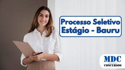 Mulher jovem com cabelo castanho comprido, vestindo camisa branca e saia bege, sorrindo e segurando uma prancheta com caneta na mão, em um ambiente claro com fundo branco e parede bege - Bauru – SP lança Processo Seletivo 2025 para Estágio