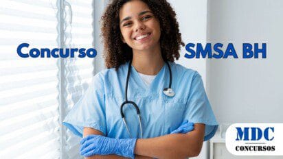 Enfermeira jovem de pele morena e cabelos cacheados sorri enquanto cruza os braços, vestindo uniforme azul, luvas descartáveis e estetoscópio no pescoço. Ela está em um ambiente clínico bem iluminado, próximo a uma janela com persianas brancas - Belo Horizonte abre 582 Vagas e Remuneração de até R$ 11,7 mil na Saúde