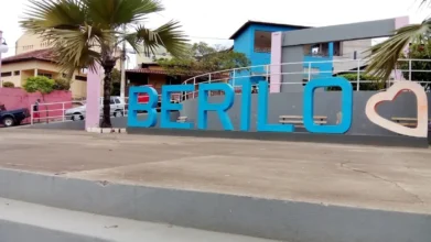 Berilo/MG abre processo seletivo com 34 vagas imediatas para ACS 2 Letreiro turístico azul “BERILO” com coração ao lado em praça urbana com palmeira e prédios ao fundo. Foto: Divulgação/Google Maps (Jáisson Santos)