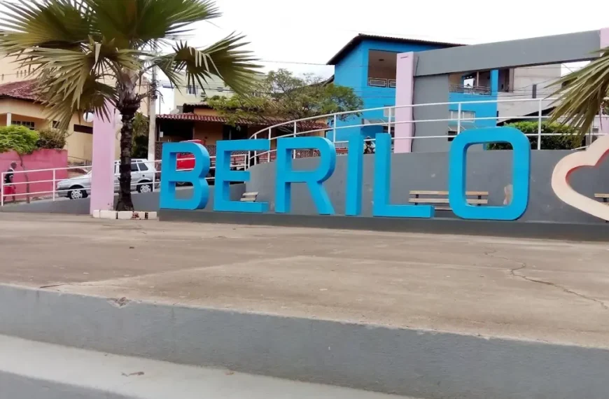 Letreiro turístico azul “BERILO” com coração ao lado em praça urbana com palmeira e prédios ao fundo. Foto: Divulgação/Google Maps (Jáisson Santos)
