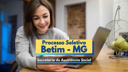 Mulher jovem sorri enquanto utiliza um notebook em uma mesa, aparentando estar realizando uma inscrição online. Ao fundo, ambiente doméstico com fruteira contendo maçãs e bananas. Sobre a imagem, há uma faixa com os dizeres “Processo Seletivo Betim - MG” e “Secretaria de Assistência Social”, indicando a divulgação de uma seleção pública da prefeitura de Betim, Minas Gerais.