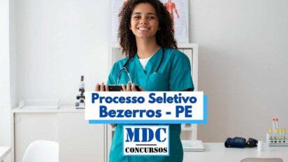 Profissional da área da saúde, vestida com jaleco verde e estetoscópio, sorri enquanto segura uma prancheta em consultório médico. Ao centro da imagem, há um destaque em texto com os dizeres “Processo Seletivo Bezerros - PE” e o logotipo do portal MDC Concursos. Ao fundo, é possível ver equipamentos médicos, como um microscópio, mobiliário branco e um pôster anatômico na parede.