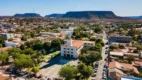 Vista aérea de Bom Jesus, no Piauí, mostrando igreja central, praça arborizada, áreas residenciais e serras ao fundo sob céu claro. Foto: Divulgação/Prefeitura de Bom Jesus-PI