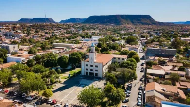 Vista aérea de Bom Jesus, no Piauí, mostrando igreja central, praça arborizada, áreas residenciais e serras ao fundo sob céu claro. Foto: Divulgação/Prefeitura de Bom Jesus-PI