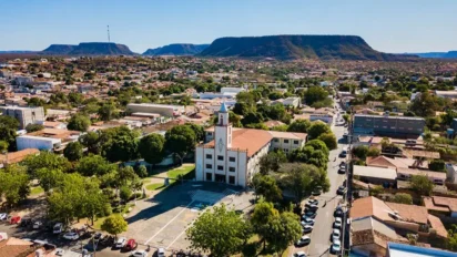 Vista aérea de Bom Jesus, no Piauí, mostrando igreja central, praça arborizada, áreas residenciais e serras ao fundo sob céu claro. Foto: Divulgação/Prefeitura de Bom Jesus-PI