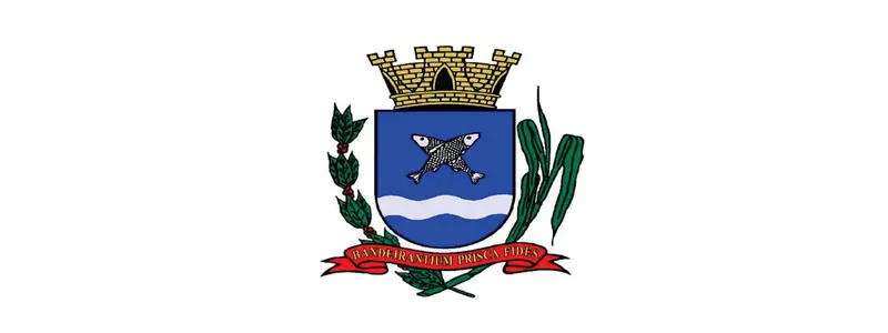 Brasão do município de Barrinha com escudo azul, peixe ao centro, ondas na base, ramos laterais, coroa mural no topo e faixa com lema na parte inferior