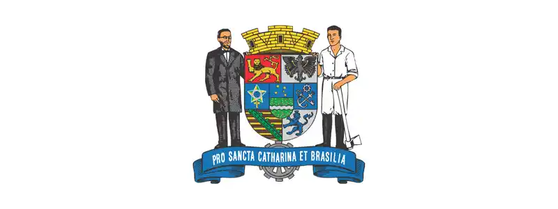 Blumenau/SC abre seleção com salários de até R$ 25.235,12 1 Brasão oficial do município de Blumenau, Santa Catarina, com escudo colorido, dois personagens laterais e faixa azul com o lema “Pro Sancta Catharina et Brasilia”