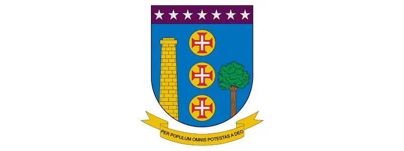 Brasão do município de Contagem/MG com três escudos com cruzes, uma chaminé, uma árvore e sete estrelas no topo, sobre fundo azul. 