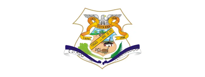 Brasão oficial de Goiana, Pernambuco, com escudo dourado, faixas com datas históricas, paisagem com rio, vegetação e construções, encimado por águia e fitas com o nome do município e do estado.
