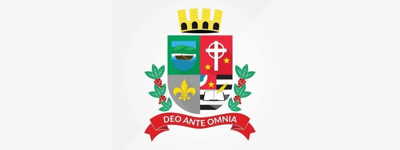 Brasão do município de Monteiro Lobato/SP com escudo dividido em quatro partes, coroa amarela no topo e faixa vermelha com o lema "Deo Ante Omnia" na base