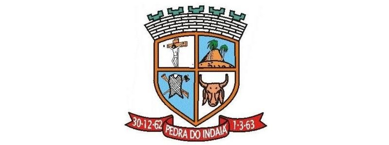 Brasão da Prefeitura de Pedra do Indaiá-MG com escudo dividido em quatro partes, coroa mural no topo e faixa vermelha com datas e nome do município.
