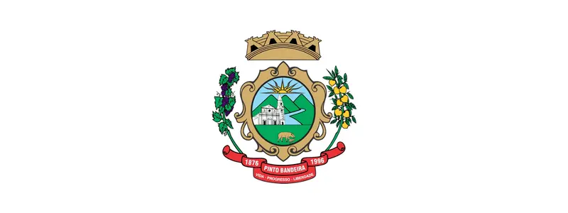 Brasão de Pinto Bandeira, RS, composto por um escudo central com montanhas, sol e igreja, ladeado por ramos de videira e pêssego. No topo, uma coroa mural e, na base, uma faixa vermelha com as datas 1876 e 1996 e o lema Vida, Progresso, Liberdade.