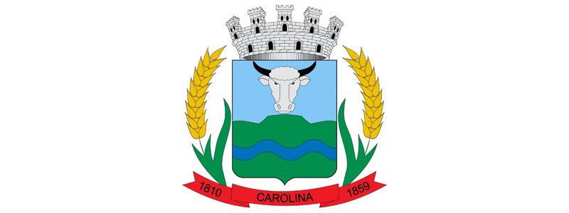 Brasão da Prefeitura de Carolina-MA com uma cabeça de boi ao centro, ladeada por espigas de milho, montanhas verdes e um rio ondulado azul.