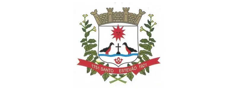 Santo Estêvão-BA abre seleção c/ 275 vagas de até R$ 4,3 mil 1 Brasão do município de Santo Estêvão, Bahia, com escudo central, duas aves, cruz, estrela vermelha, ramos laterais e faixa vermelha com o nome e datas.