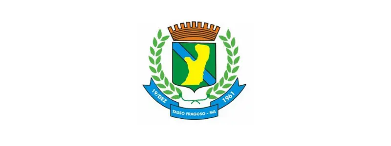 Tasso Fragoso/MA abre processo seletivo c/ 34 vagas imediatas na Educação 1 Brasão do município de Tasso Fragoso, Maranhão, com escudo central em verde, azul e amarelo, coroado e ladeado por ramos verdes e uma faixa azul com o nome e data.