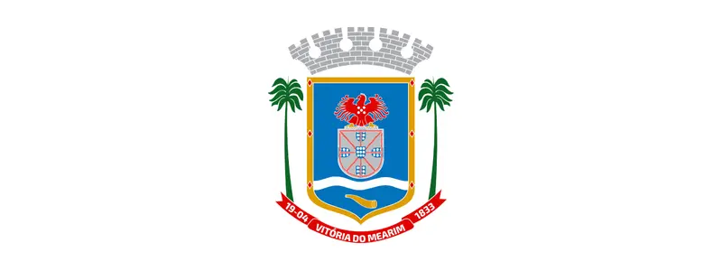 Concurso Vitória do Mearim-MA: 228 vagas de até R$ 4.867,77 1 Brasão do município de Vitória do Mearim com escudo azul, elementos heráldicos, duas palmeiras laterais e faixa vermelha com o nome da cidade e datas.
