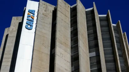 Prédio da Caixa Econômica Federal com fachada de concreto e o logotipo da instituição em destaque, visto de baixo contra o céu azul. Foto: Divulgação/Marcelo Camargo - Agência Brasil