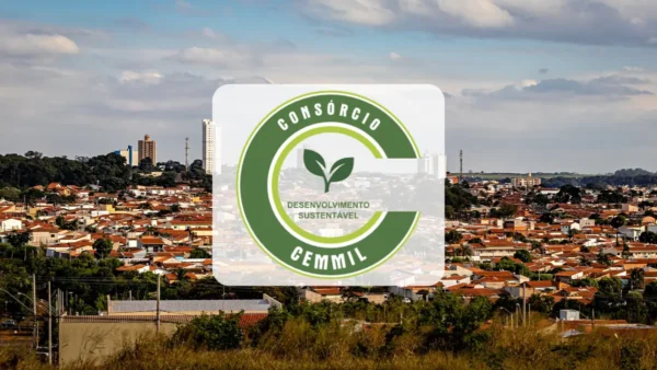 CEMMIL Pirassununga e Mogi Guaçu oferece salários de até R$ 6.889,64 3 Logotipo do Consórcio CEMMIL sobreposto a uma vista panorâmica de uma cidade com casas e vegetação sob um céu nublado.