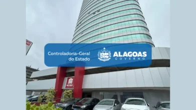 Concursos 5 Fachada de edifício moderno com vidros espelhados e carros estacionados à frente, sobreposta pelo logotipo da Controladoria-Geral do Estado e do Governo de Alagoas (CGE-AL).