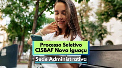 Mulher jovem sorridente sentada em um banco ao ar livre durante o dia, usando o celular em um ambiente urbano com árvores ao fundo. Sobre a imagem, há uma faixa com os dizeres “Processo Seletivo CISBAF Nova Iguaçu” e “Sede Administrativa”, indicando divulgação de vagas temporárias oferecidas pelo consórcio público de saúde da Baixada Fluminense.
