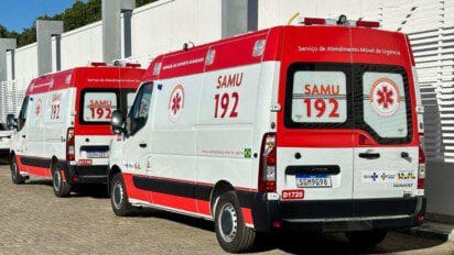 Duas ambulâncias do SAMU 192 estacionadas lado a lado em área externa. Foto: Divulgação/Cim Norte-ES