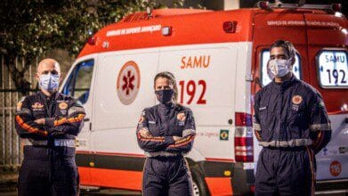 Profissionais do SAMU uniformizados e com máscaras em frente a uma ambulância de suporte avançado com o número de emergência 192. Foto: Divulgação/Confederação Nacional de Municípios - CNM